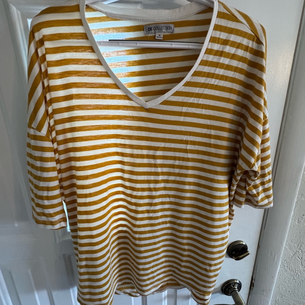 DE Collection Yellow and White Short Sleeve Tee for Casual Comfort
